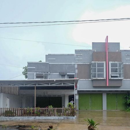 Отель Reddoorz At Lapangan Bandara Sam Ratulangi Манадо Экстерьер фото