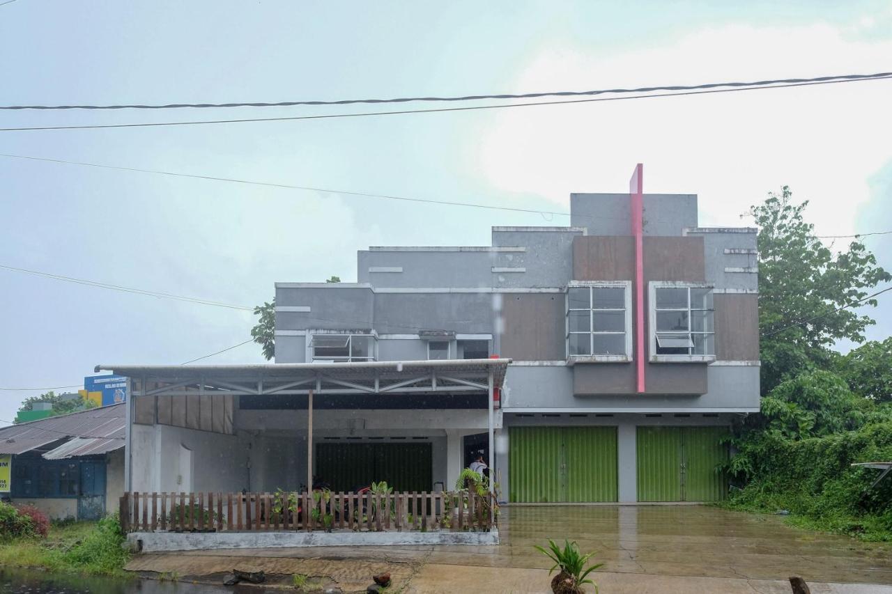 Отель Reddoorz At Lapangan Bandara Sam Ratulangi Манадо Экстерьер фото