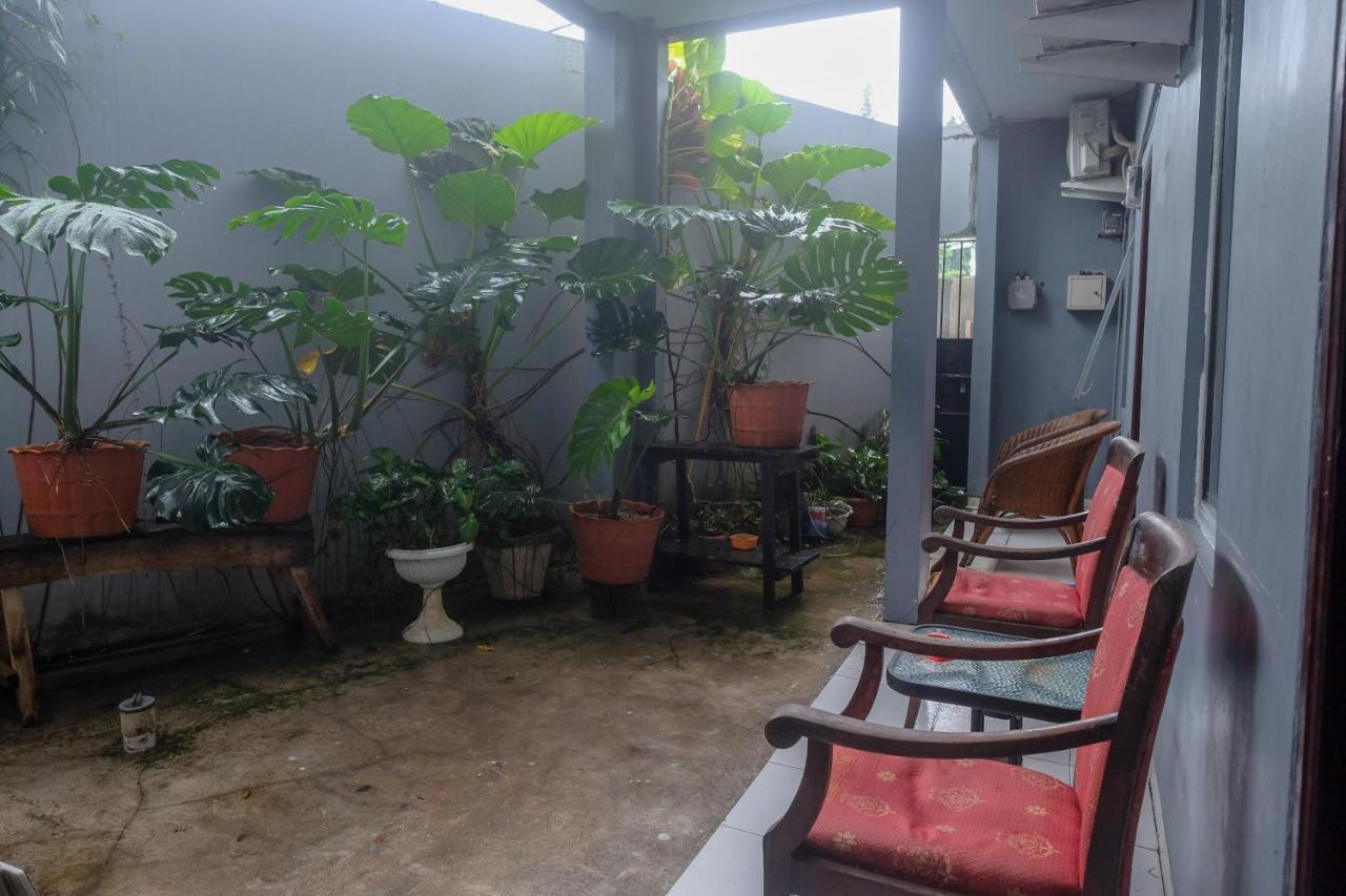 Отель Reddoorz At Lapangan Bandara Sam Ratulangi Манадо Экстерьер фото