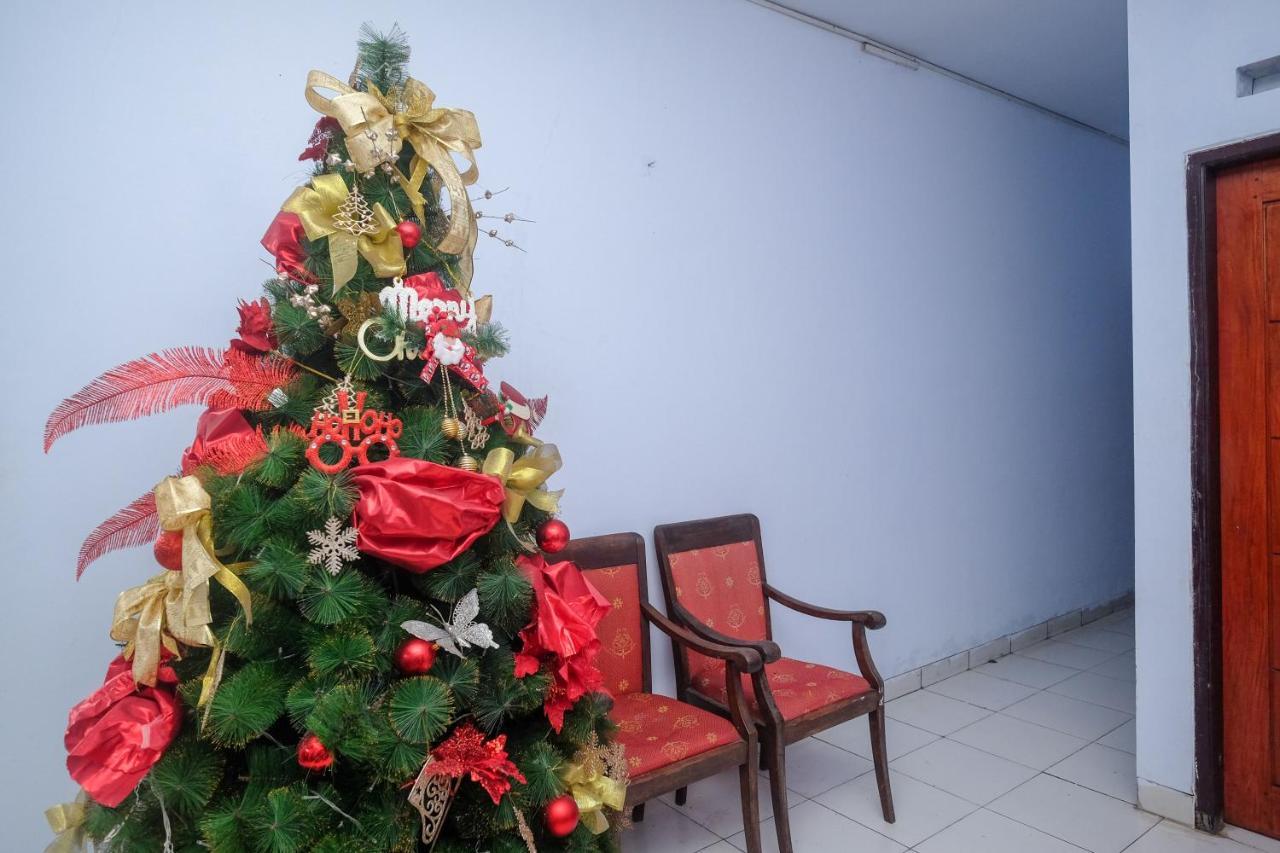 Отель Reddoorz At Lapangan Bandara Sam Ratulangi Манадо Экстерьер фото