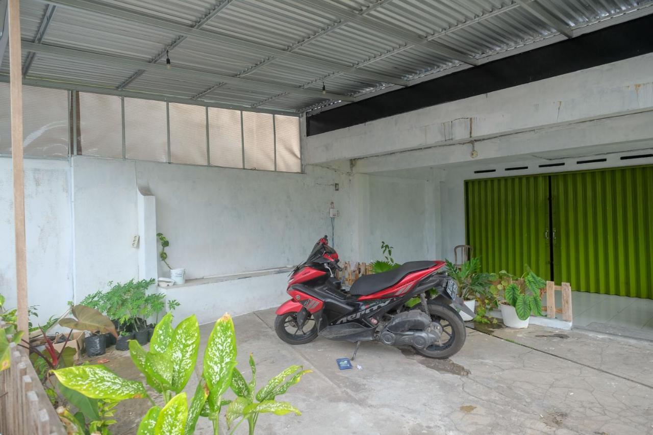 Отель Reddoorz At Lapangan Bandara Sam Ratulangi Манадо Экстерьер фото