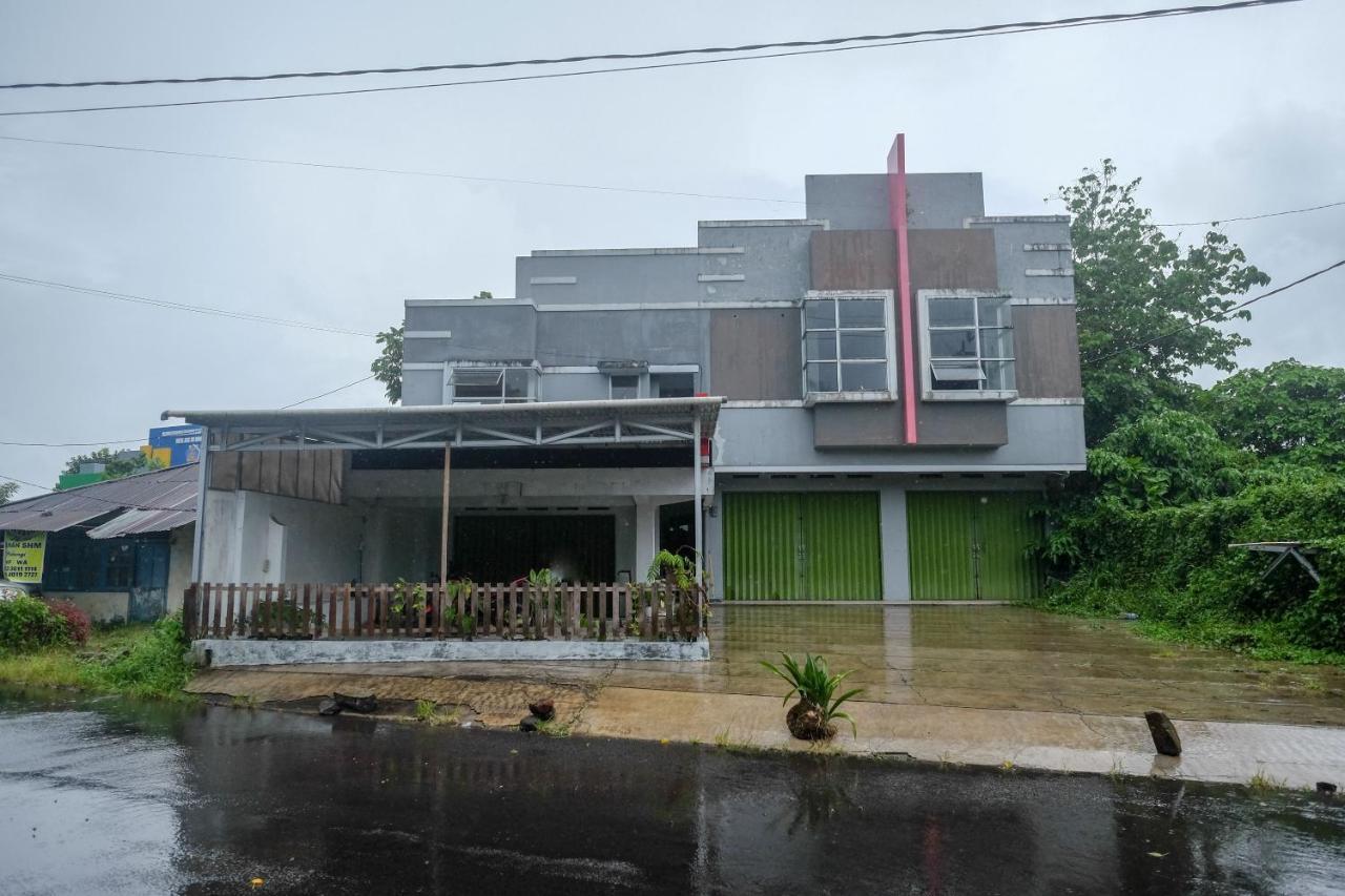 Отель Reddoorz At Lapangan Bandara Sam Ratulangi Манадо Экстерьер фото
